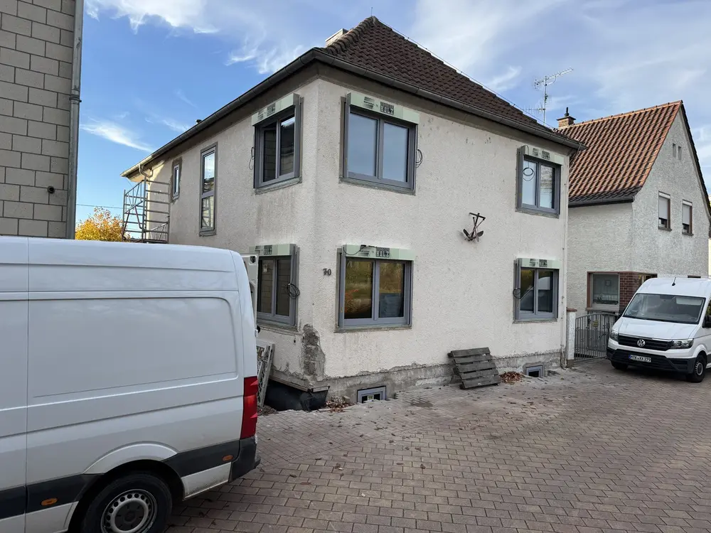 Altbau mit frisch montierten Fenstern in grauer Rahmenoptik