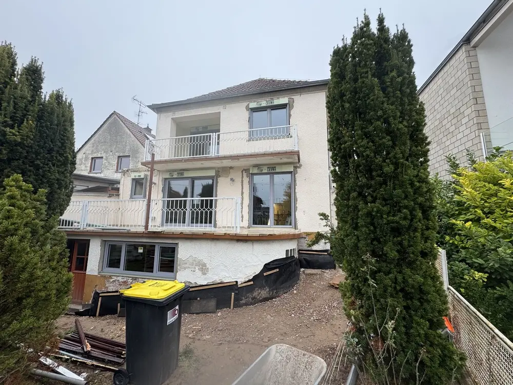Einfamilienhaus mit neu eingebauten Fenstern und französischen Balkonen