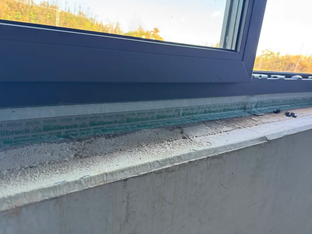 Detailaufnahme eines präzise abgedichteten Fensteranschlusses