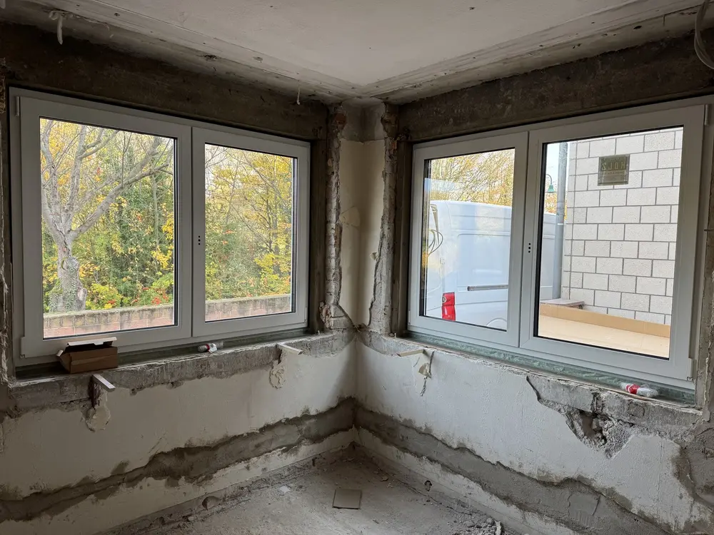 Zwei neu eingebaute Fenster während der Sanierung, Ansicht von innen